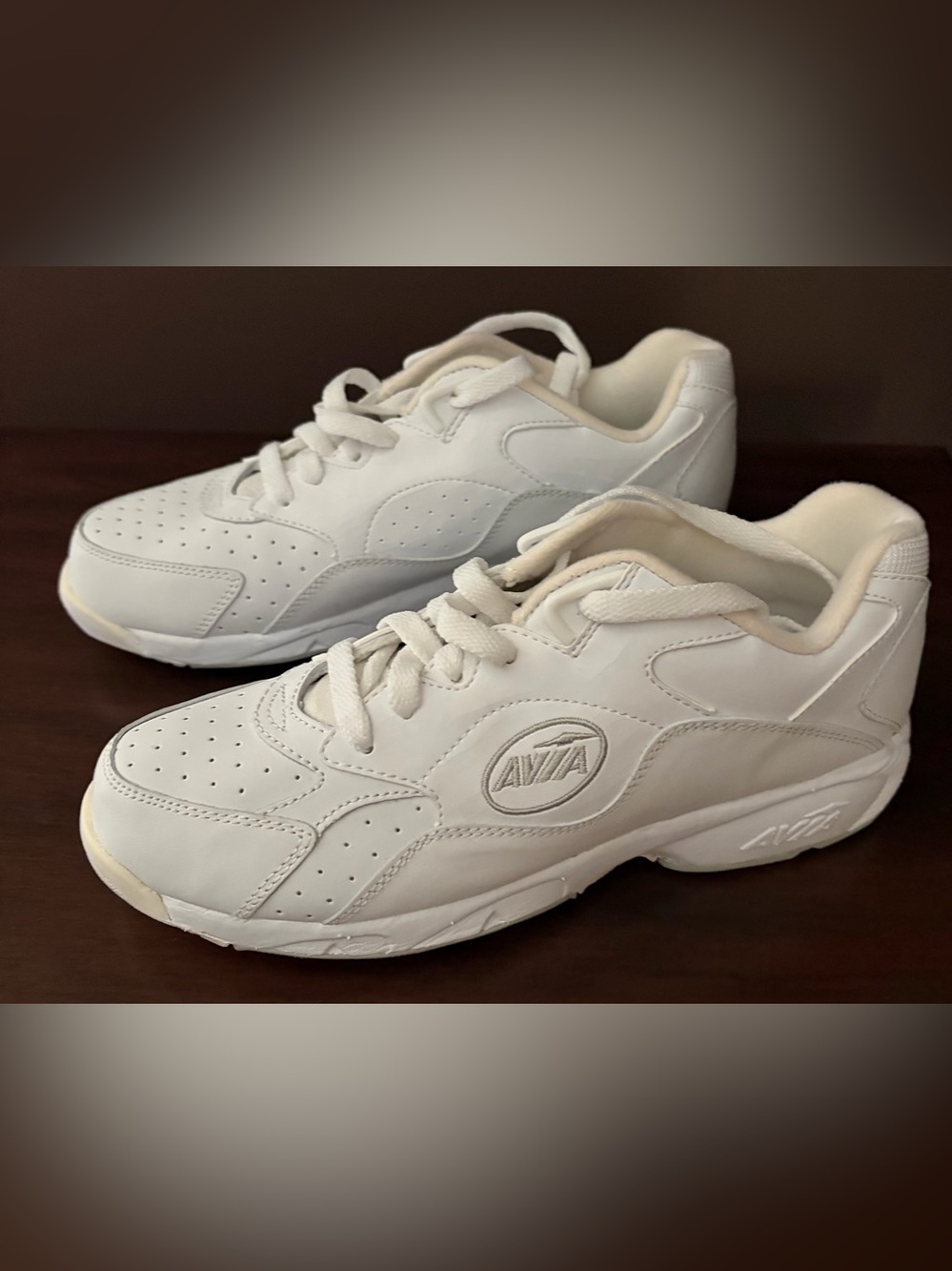 AVIA LEATHER ATHLETIC SHOES

SIZE 6.5